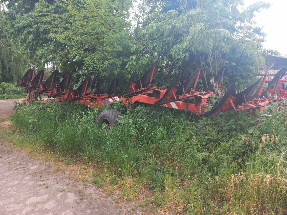 Плуг 8-корпусний KUHN