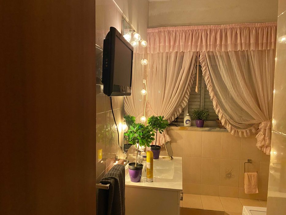 Conjunto de móvel, espelho e sanitários de casa de banho