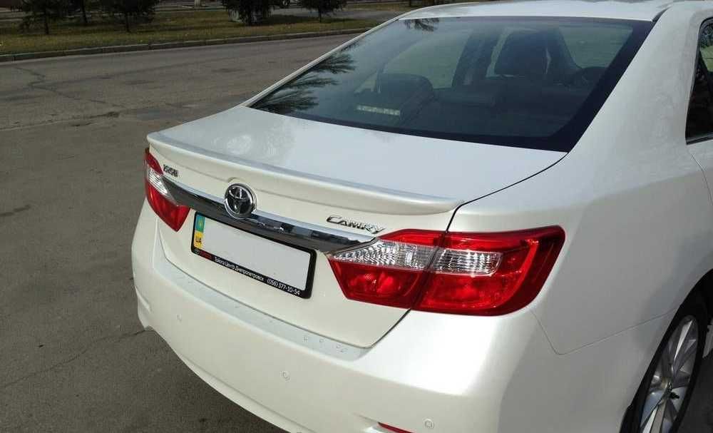 Спойлер Козырек лип багажника Стекла  Toyota Camry 50/55