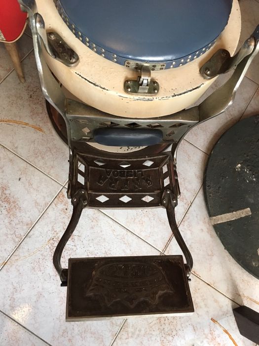 Cadeira de barbeiro antiga marca “ANFRA LISBOA”