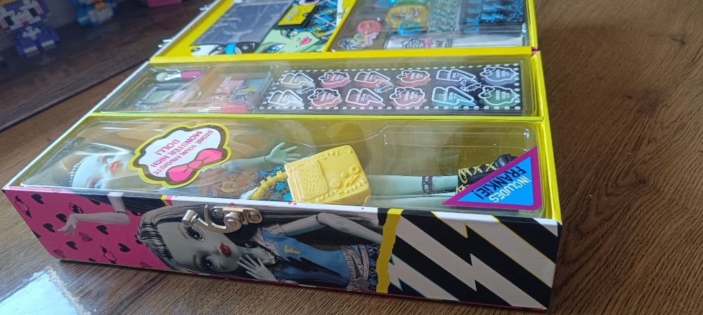 Подарочный набор Monster High Mattel (США) 2015  оригинал коллекционный кейс с детской косметикой, кукла + зеркало. Новый