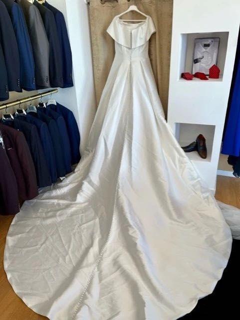 Vendo vestido com oferta de véu e saiote (NOVO)