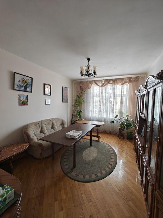 Оренда велика квартира в центрі міста.