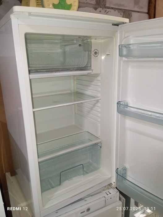 Маленькій холодильник с морозильной камерою