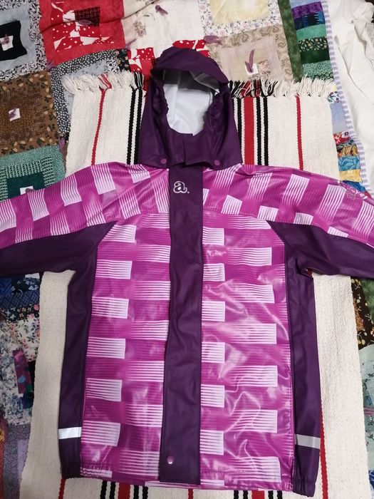 Продам демисезонную куртку ветровку плащ дождевик на девочку р. 134