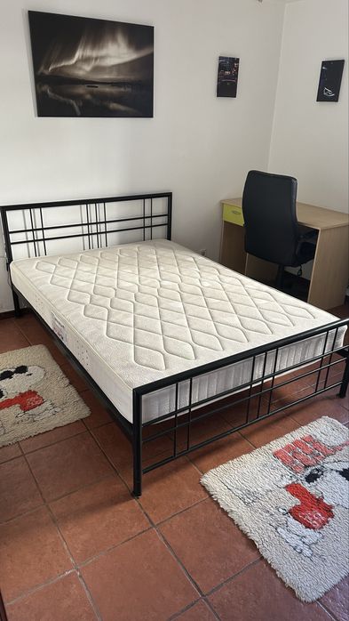 Recheio de quarto (cama de casal, secretária, estante, mesinha, etc)