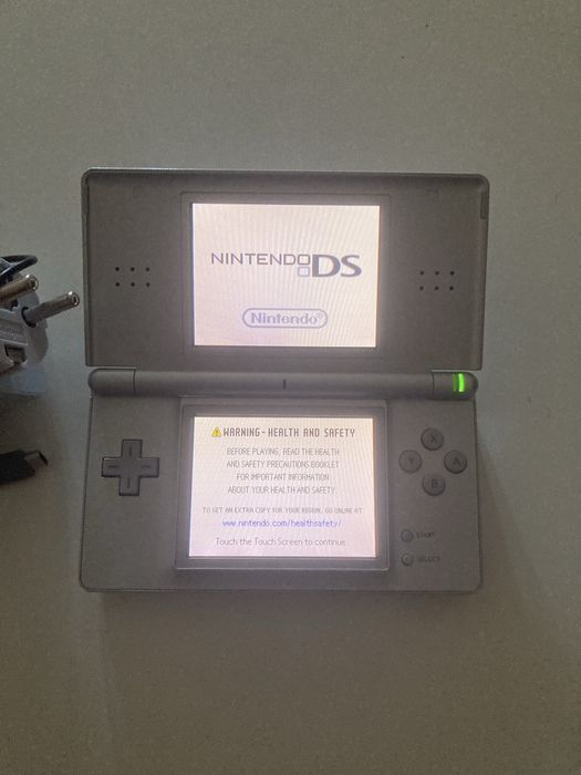 Nintendo DS cinza
