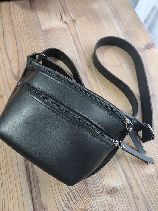 Сумка - бананка чорна