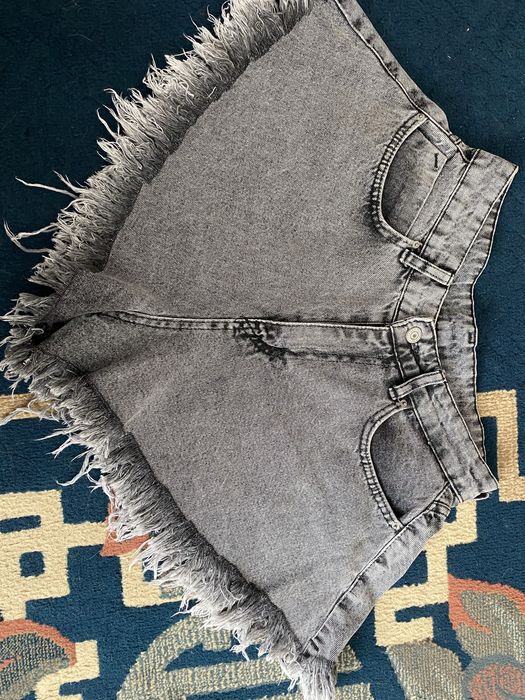 Продам джинсовые шорты, серые размер 38 талия до 74 см бедра до 102 см