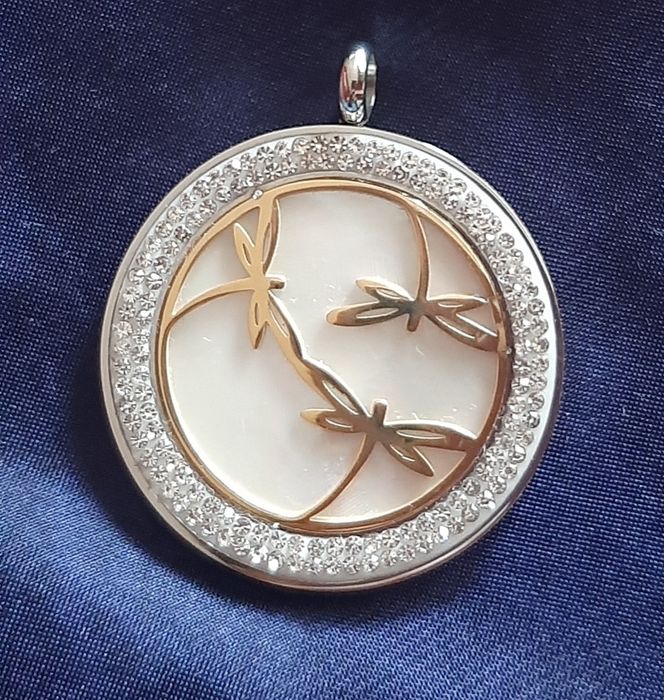 Medalhão em Aço, Madrepérola e zirconias.