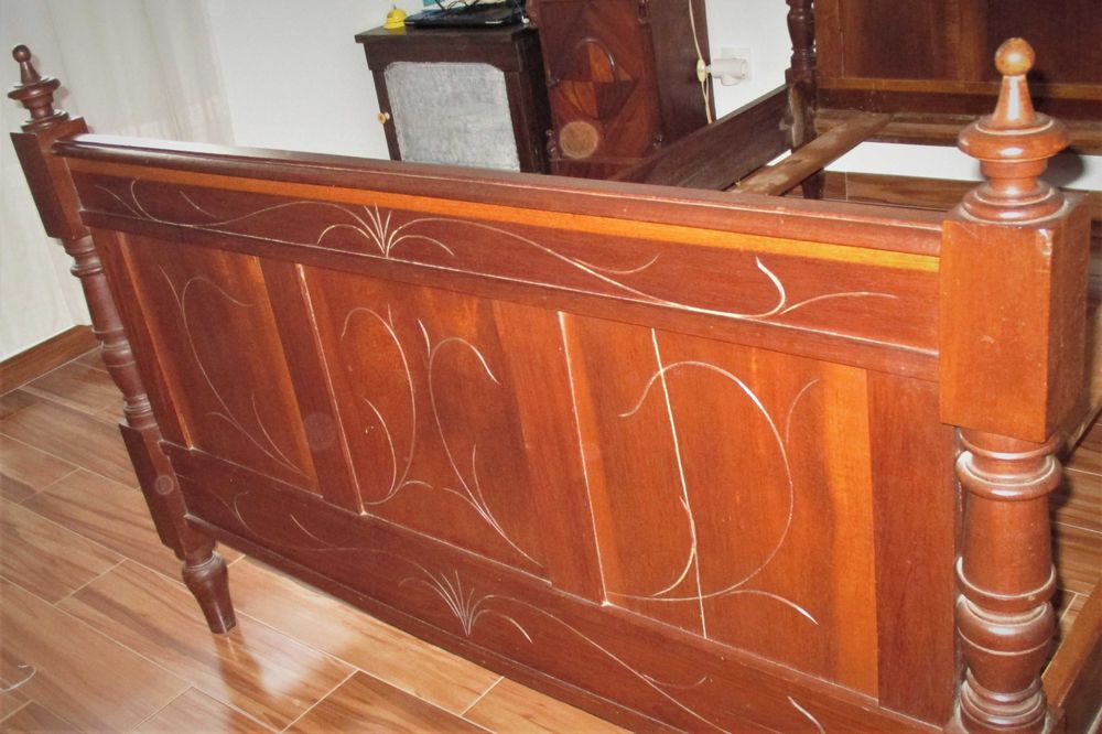 Vendo cama de casal em madeira + 1 mesa de cabeceira à escolha