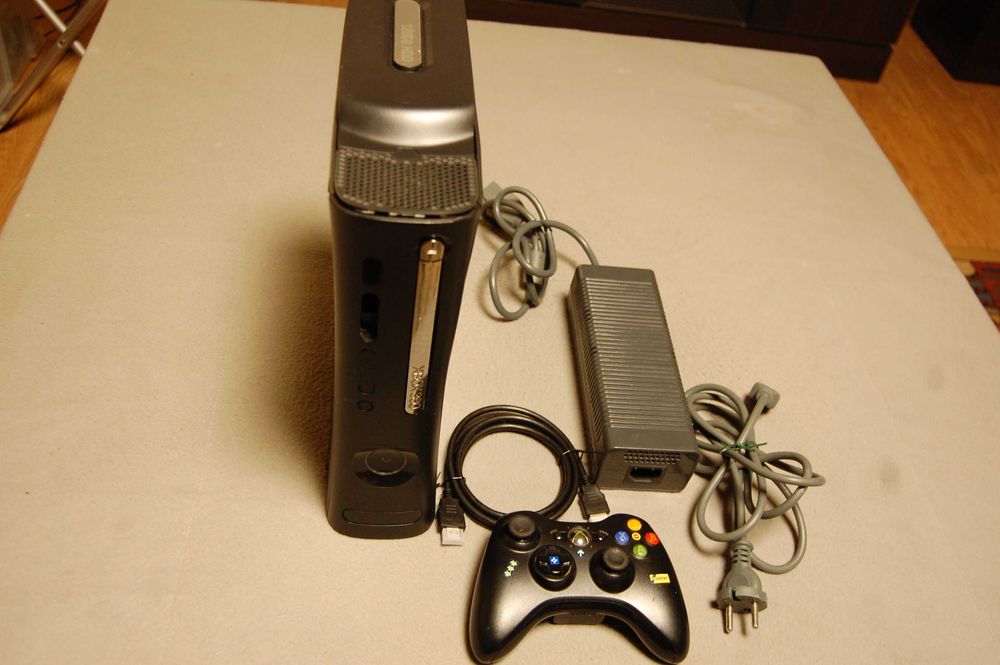 konsola Xbox 360, 120GB, zasilacz, kable, pad bezprzewodowy