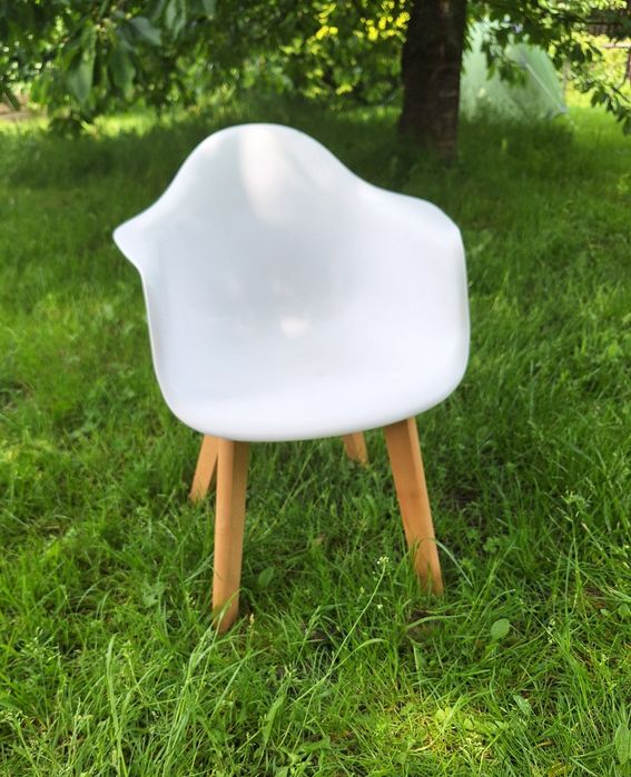 Białe krzesełko dla dziecka w stylu skandynawskim