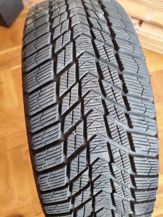 Зимова гума Nexen 215/60R16