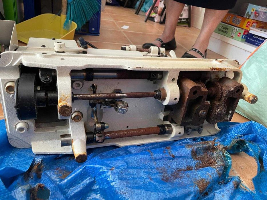 Máquina de costura industrial usada