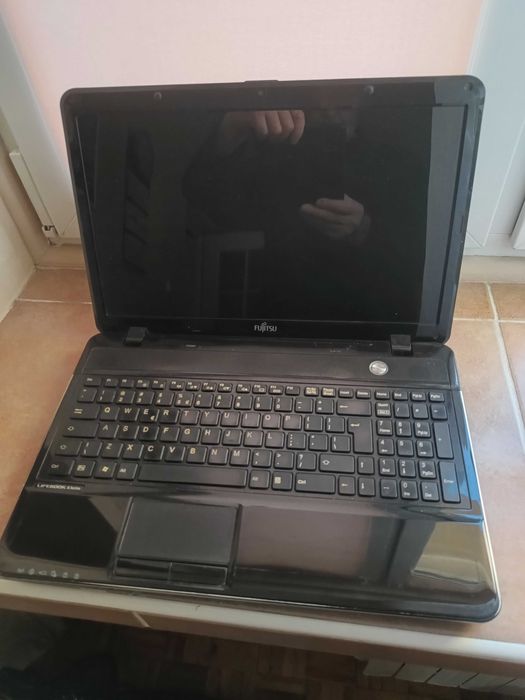 Sprzedam laptopa Fujitsu AH 531