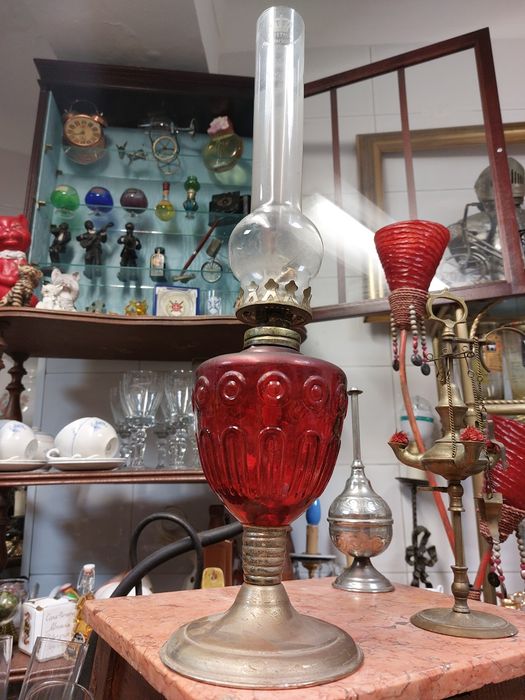 Antigo candeeiro a petróleo em vidro vermelho 

O reservatório de