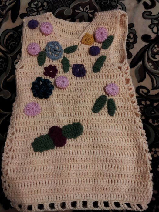 Віддам дитячу в'язану жилетку.