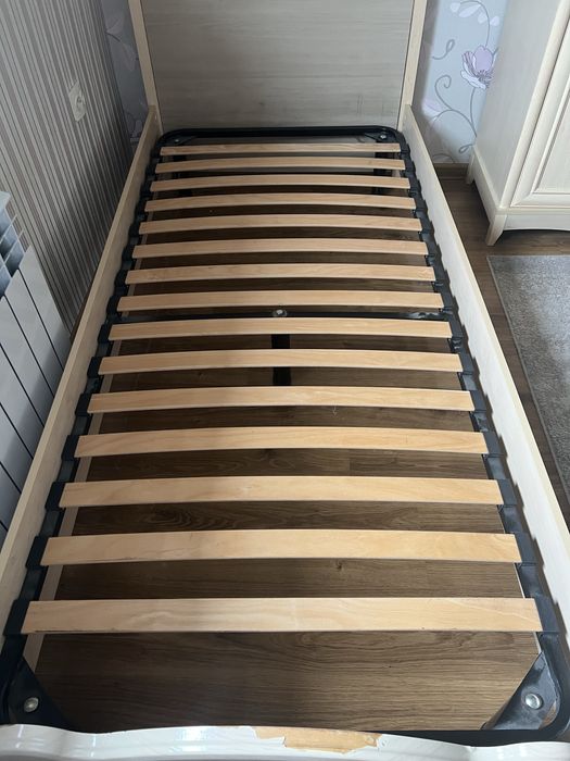 Продається 2 ліжка з матрасом, стіл