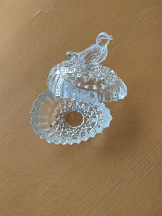 Conjunto de peças em vidro trabalhado.