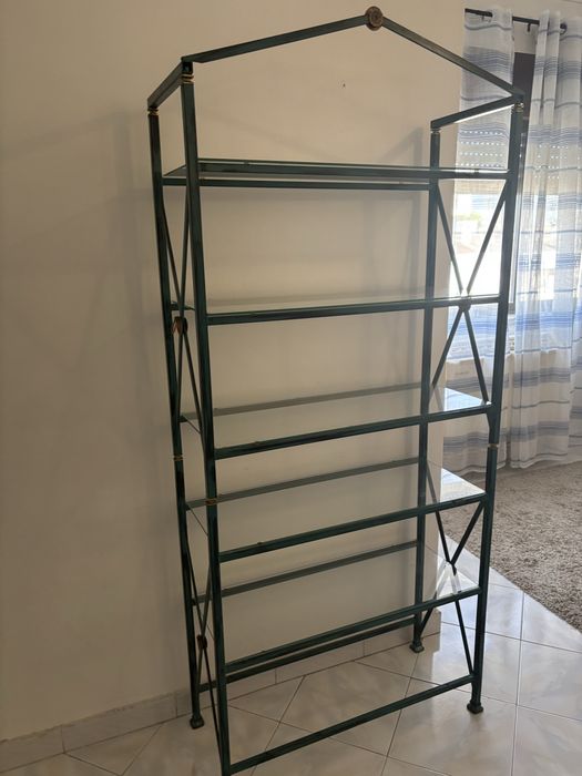 Estante em ferro e vidro