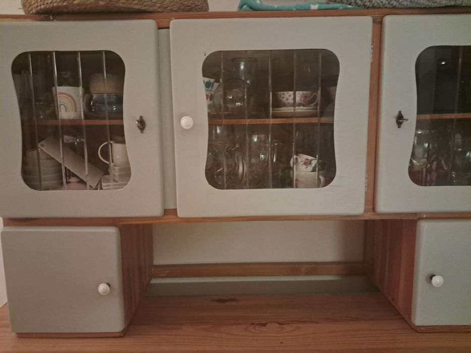 Kredens PRL po renowacji szary