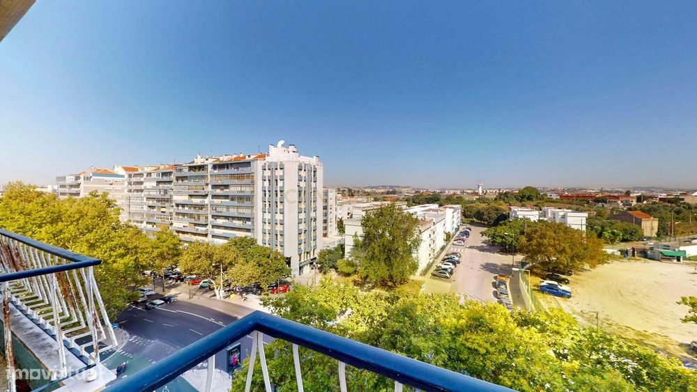 Espaçoso T4 para Recuperar na Avenida do Brasil em Lisboa