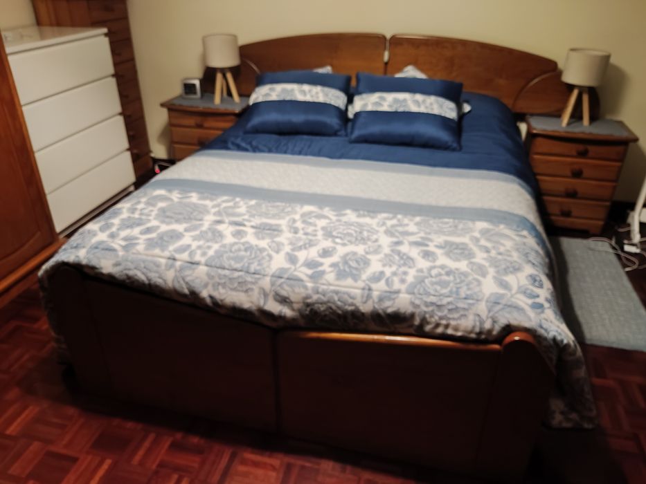 Conjunto cama com estrado + roupeiro + mesas de cabeceira