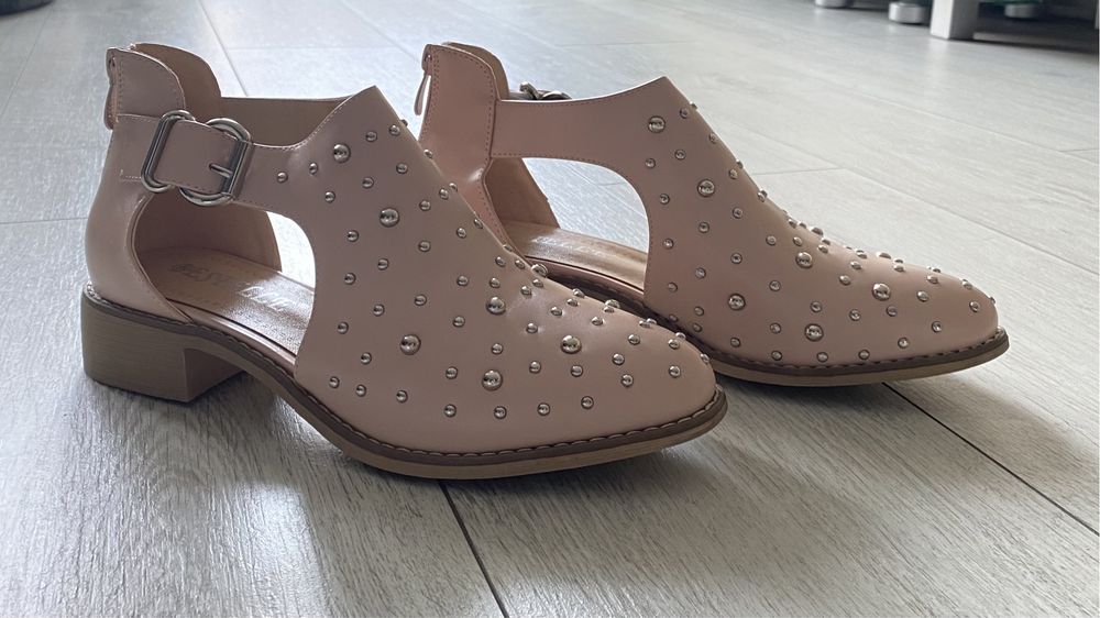 Nowe buty różowe.