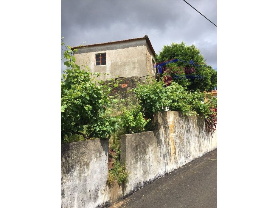 Moradia para restaurar com furo de água