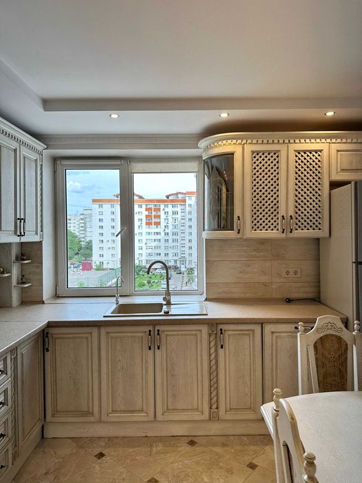 Оренда ПРОСТОРОЇ ДВО(ТРИ)КІМНАТНОЇ квартири вул. Руська 219Е