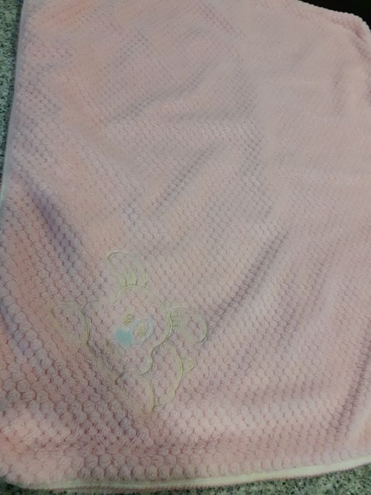 Manta rosa de menina