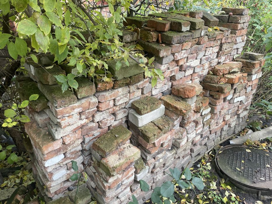 Цегла (кірпіч), вживаний.