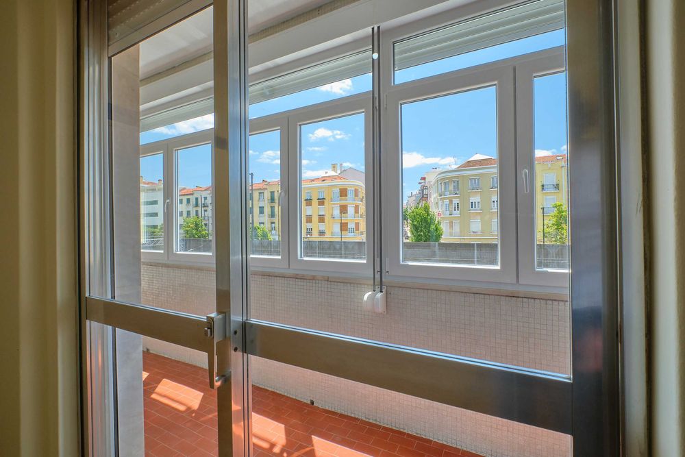 Apartamento T1 Remodelado e Mobilado com Terraço Junto Av. de Roma