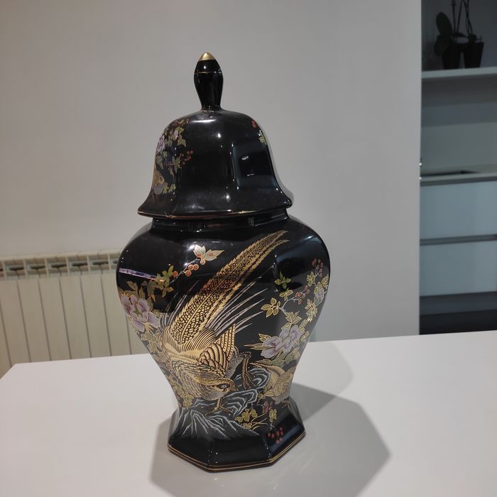 Pote decorativo em porcelana pintada à mão