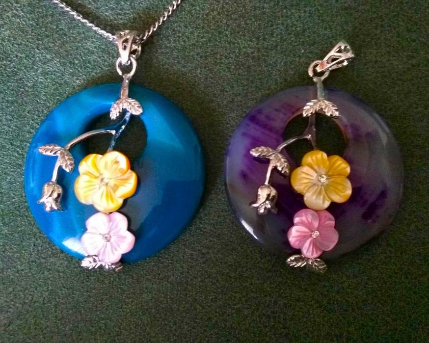 Colar c/ Pendente em Pedra Natural Azul e Flores em Porcelana NOVO