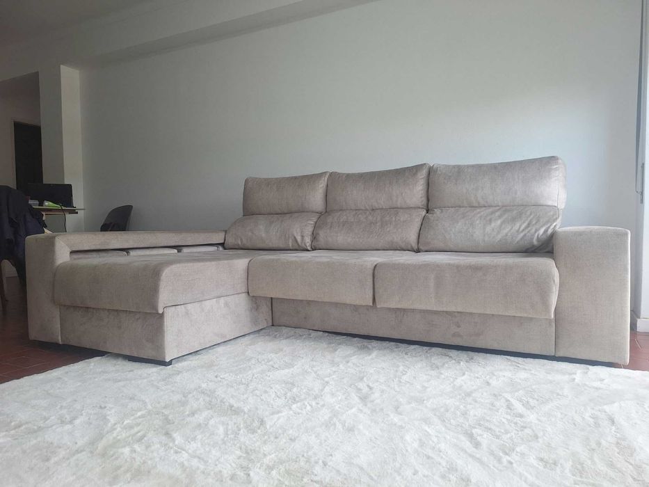 Conjunto Sofá Krypton 260cm Chaise ESQ + 4 Puffs Jakarta Sand - Como Novo