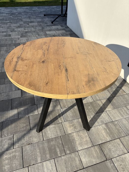 Stół okrągły rozkładany.