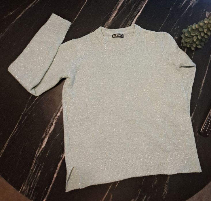 Sweter damski z srebrnymi nitkami