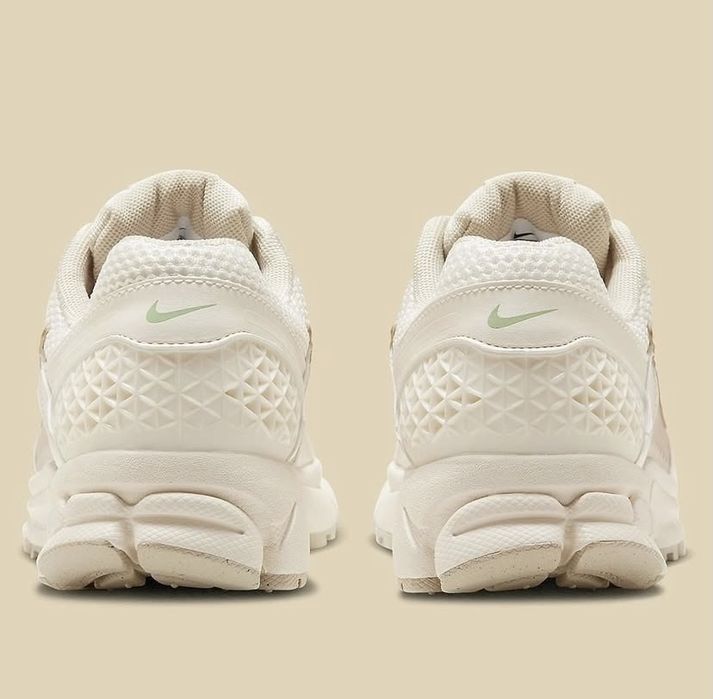 Кросівки Nike Vomero 5  унісекс