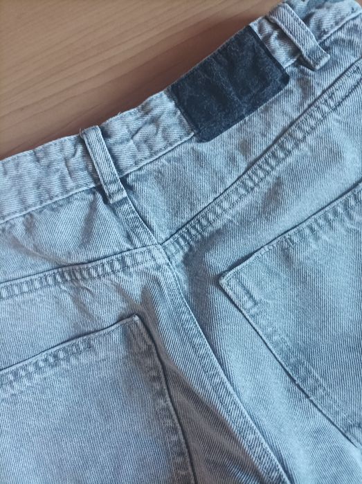 Spodnie jeansowe, poszarpana nogawka