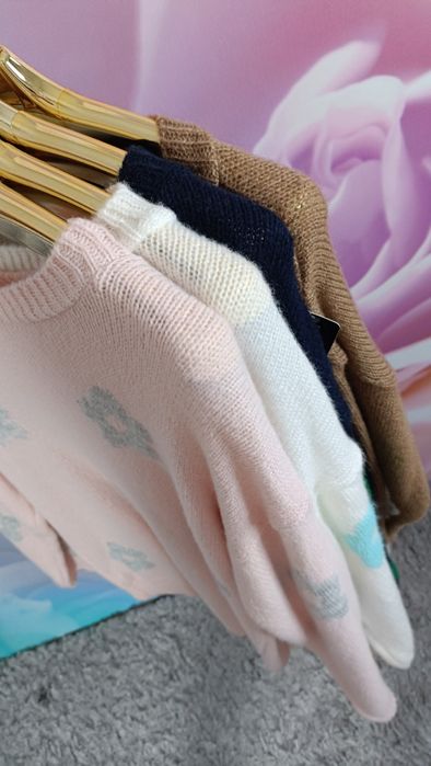 Sweter kwiat okrągły dekolt