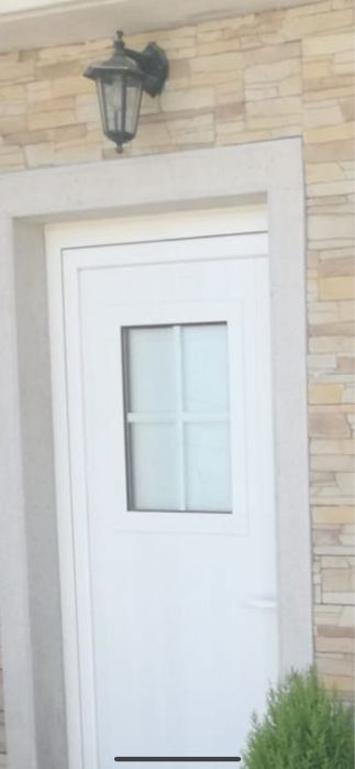 Porta branca com postigo