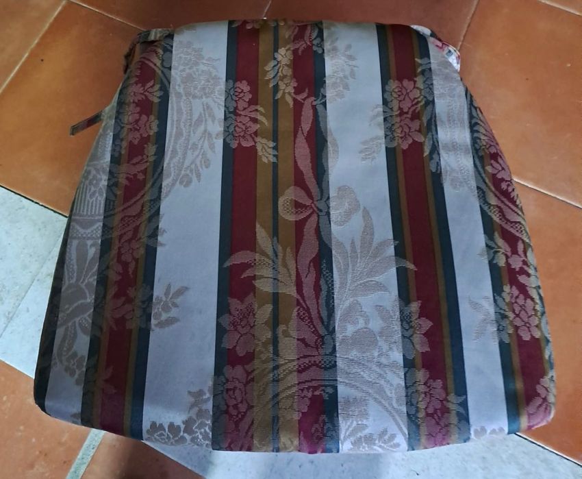 2 cortinados adamascados + 8 almofadas de cadeira