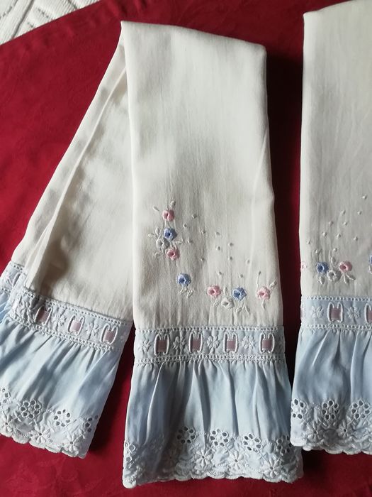 Par de fronhas bordadas antigas