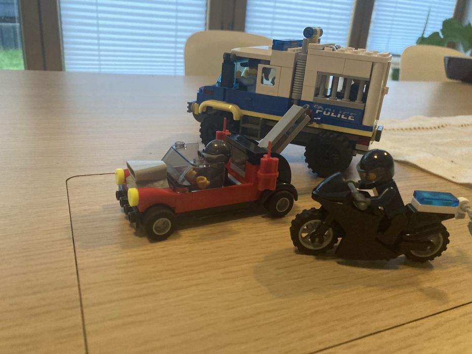 Lego City policyjny konwój więzienny 60276