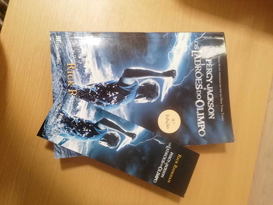 Livro "Percy Jackson os ladrões do olimpo"