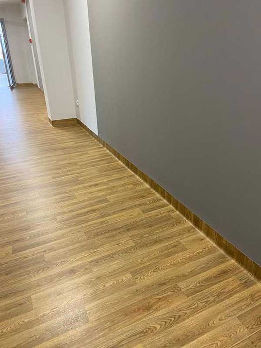 Profesjonalny montaż podłóg paneli winylowych wykładzin dywanowych pcv