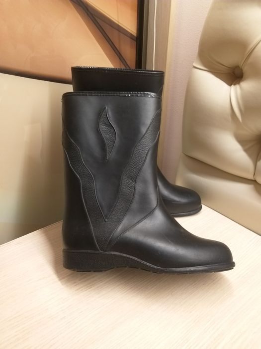 Жіночі гумові чоботи утеплені