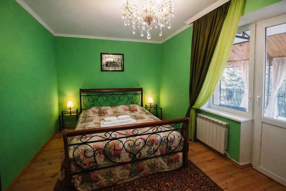 Дом 400 кв., 5  спален, сауна,бассейн,бильярд,генератор.До 30 человек.